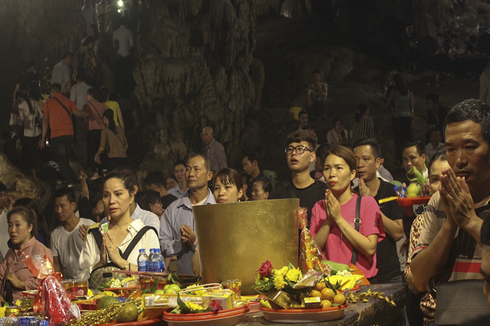 Hàng vạn du khách đổ về chiêm bái chùa Hương mỗi ngày Tết 